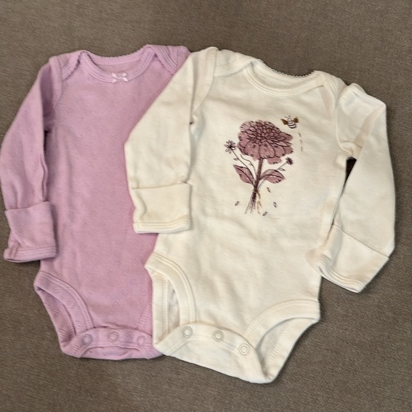 EUC! 💟 BABY GIRL’S LONG SLEEVE NEWBORN ONESIE BUNDLE - Picture 5 of 8